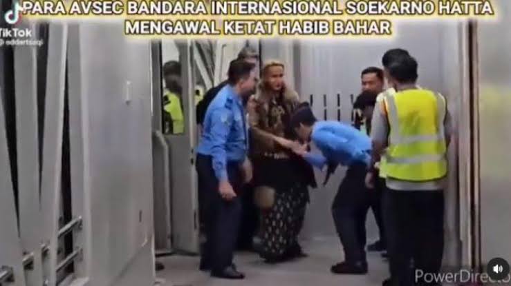 Petugas Bandara Dipecat Gegara Cium Tangan Habib Bahar, Pengacara: Lebay