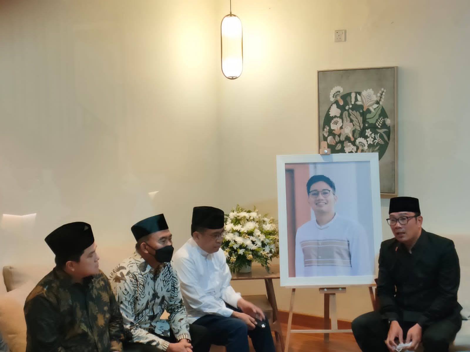 Ikut Sambut Jenazah Eril,  Erick Thohir Doakan Keluarga Ridwan Kamil Diluaskan Kesabaran