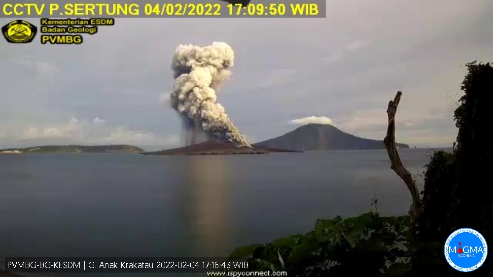 Erupsi Gunung Anak Krakatau Lontarkan Abu Vulkanik 500 Meter ke Arah Barat Daya 