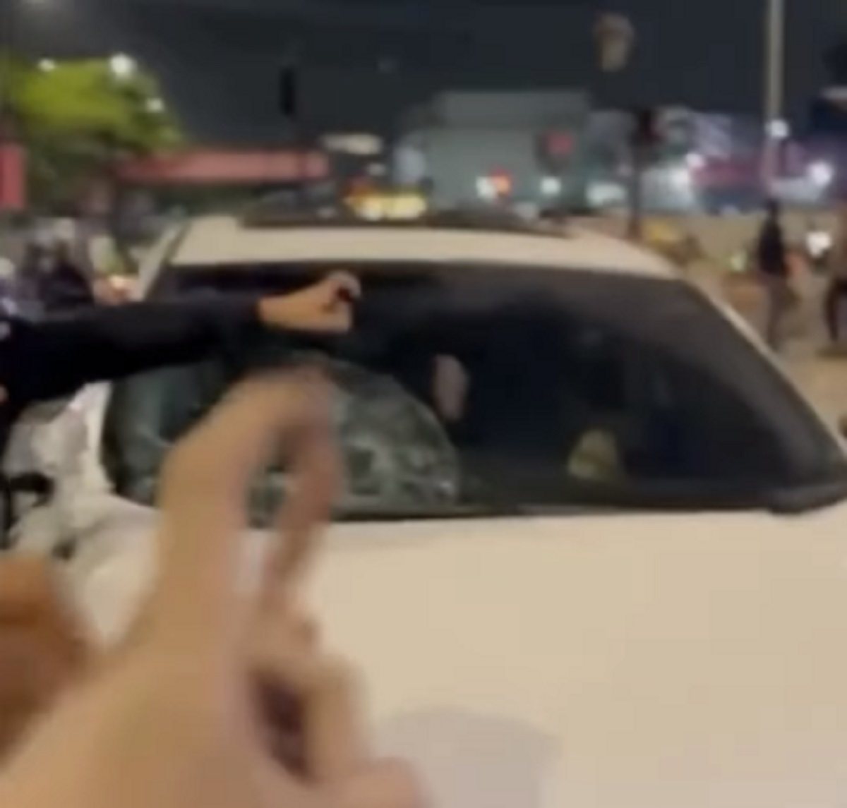 Viral! Video Pasangan Mesum Sambil  Nyetir Mobil Berujung Kecelakaan, Jadi Tontonan Warga