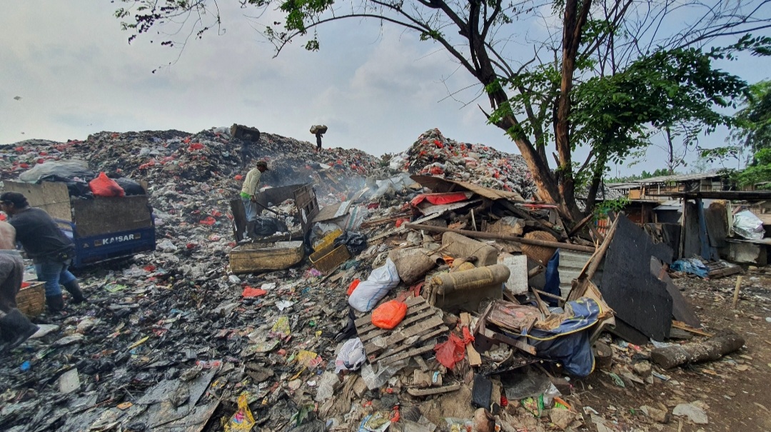 Pembuangan Sampah Liar Menjadi Gunung di Bintara, Pemkot Bekasi Dinilai Tidak Cepat Penanganan