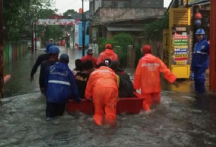 Hujan Deras, Warga Terjebak Banjir di Jalan SD Inpres 04 Ciracas Jakarta Timur
