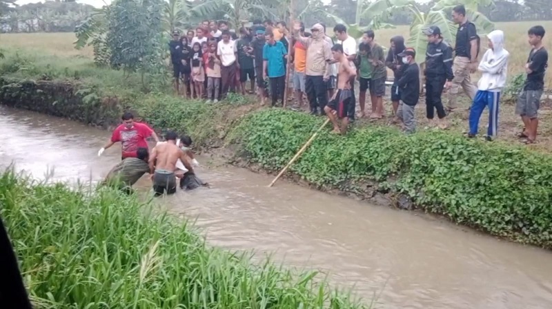 Nenek Berusia 70 Tahun Ditemukan Tewas Mengambang di Aliran Irigasi Desa Kertamukti Bekasi
