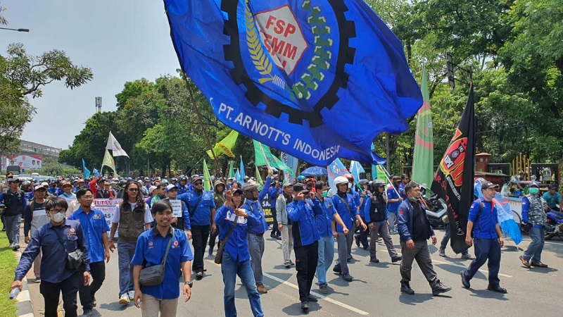 Ratusan Massa Buruh Kepung Kantor Pemkot Bekasi, Tuntut Pembatalan Kenaikan Harga BBM