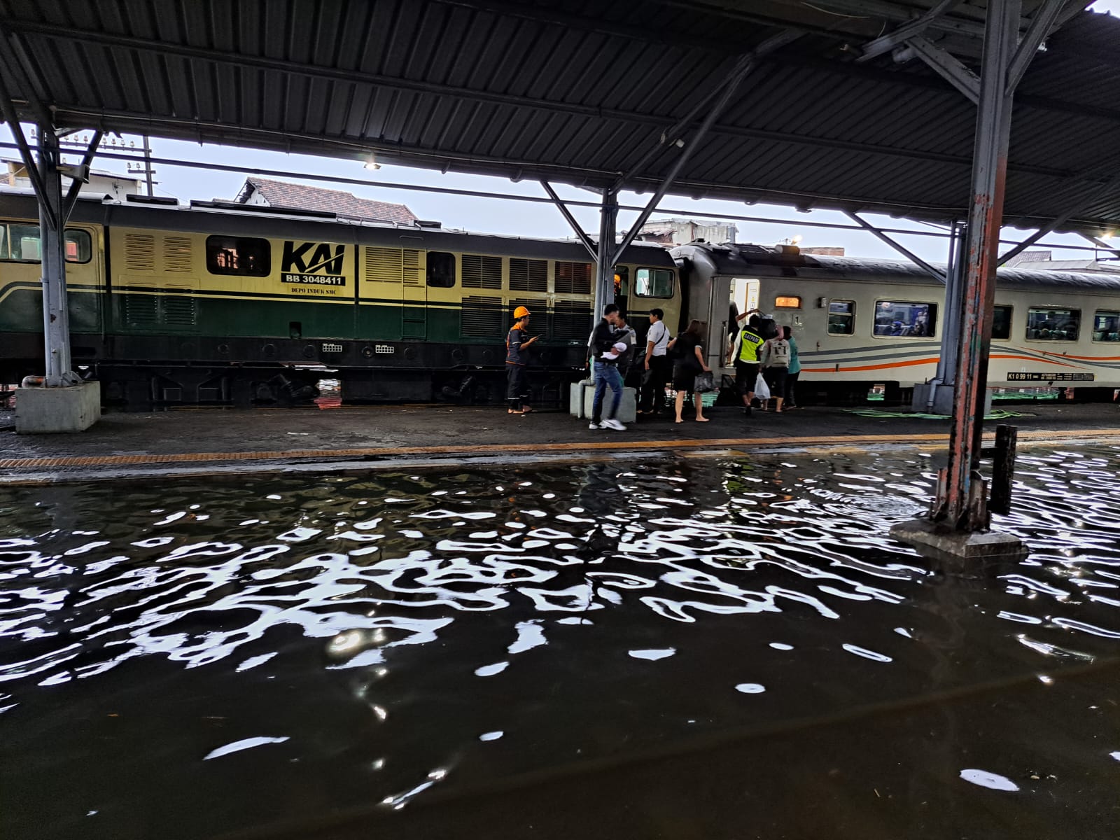 Semarang Banjir, PT KAI Alihkan 14 Kereta Api ke Jalur Selatan, Cek Daftarnya!
