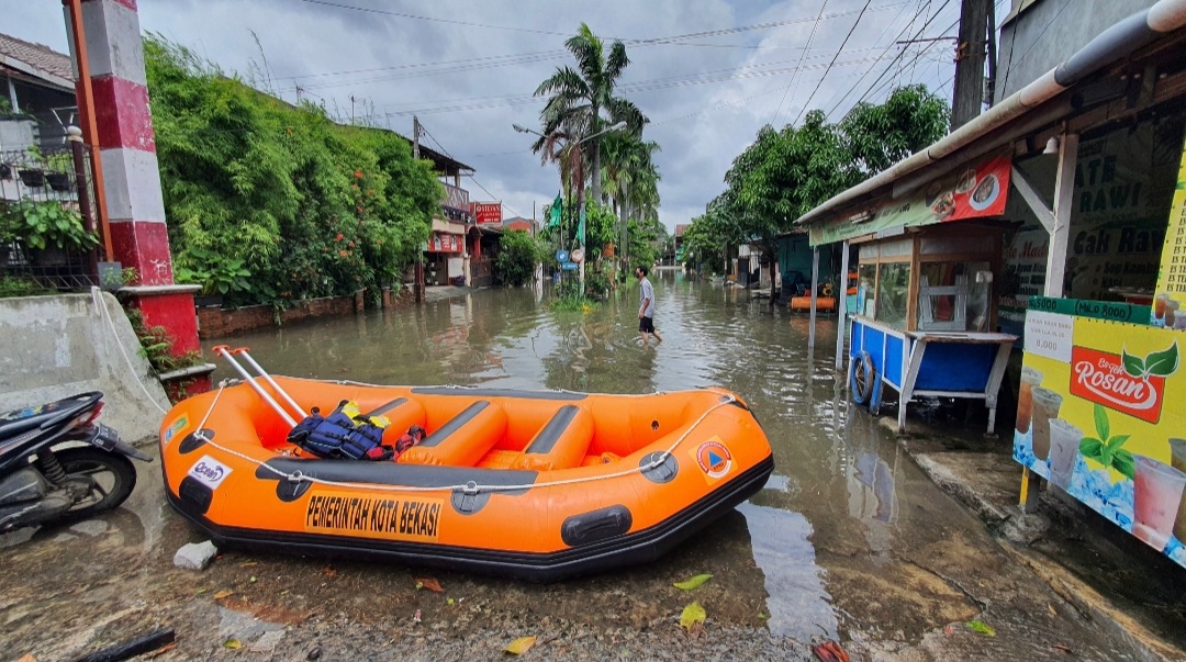 Kota Bekasi Masih Terkepung Banjir, Petugas BPBD Lengkap Dengan Perahu Karet Bersiaga di 5 Titik