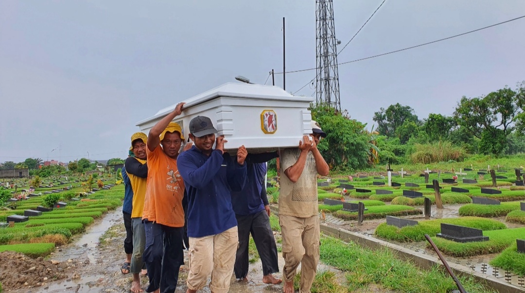 Tangis Keluarga di TPU Perwira Kota Bekasi, Iringi Pemakaman Moses Korban Tabrak Lari Cakung