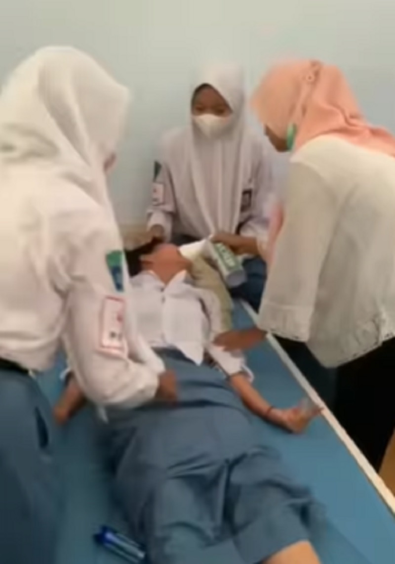 Viral 2 Siswa SMA di Jombang Terbaring Lemas Diduga Dihukum Push 50 kali oleh Guru