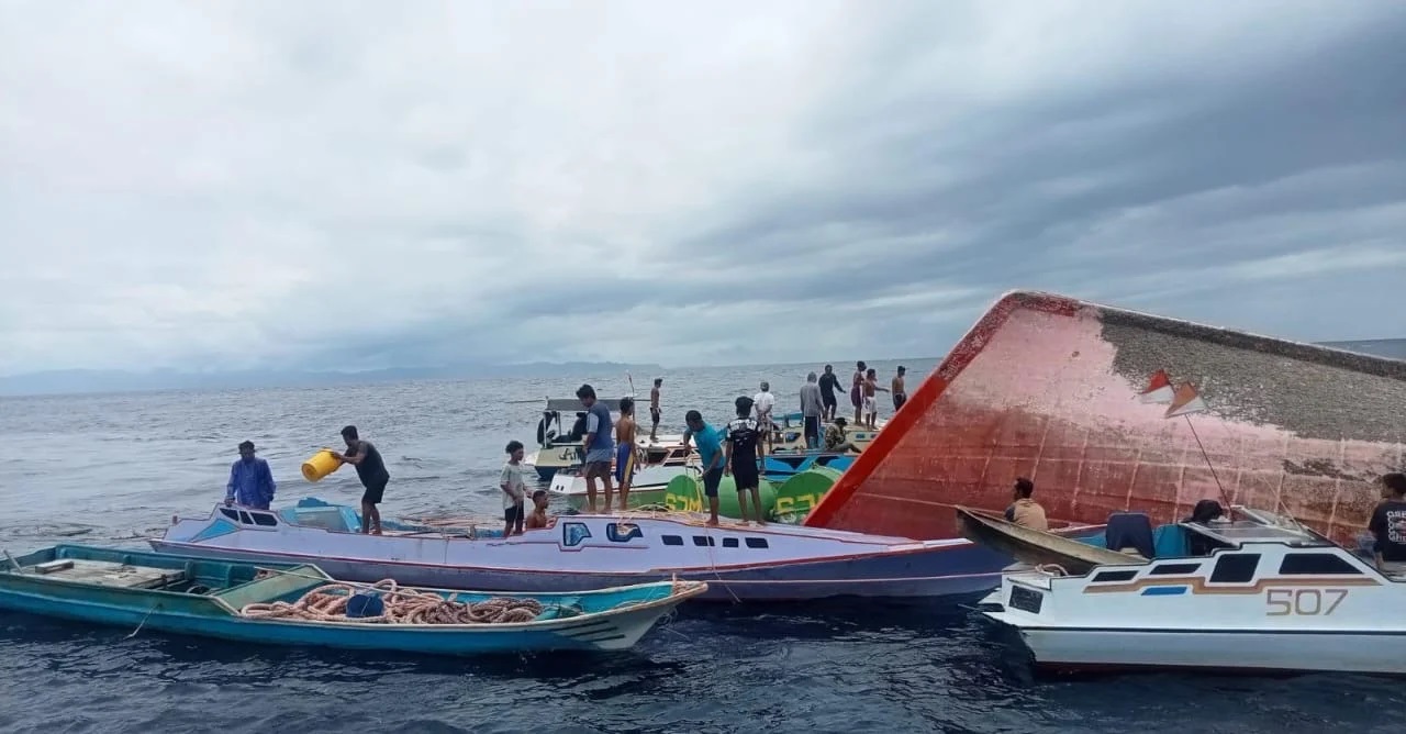 Kapal Dewi Jaya II Terbalik Dihantam Gelombang Tinggi di Perairan Sulawesi Selatan, 11 Selamat, 2 Meninggal Dunia, 22 Hilang