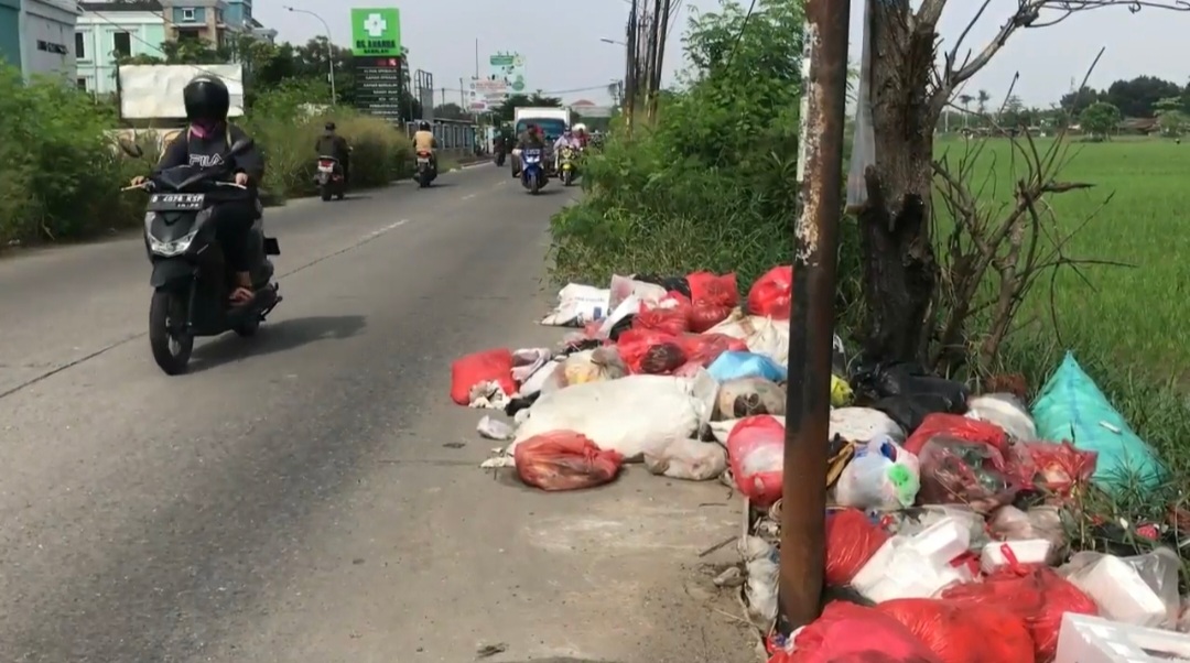 Warga Babelan Bekasi Keluhkan Tumpukan Sampah yang Tidak Kunjung Diangkut Pasca Lebaran