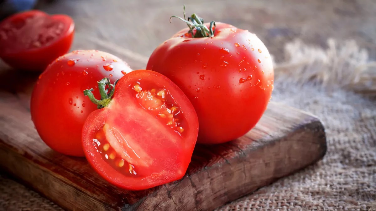 Tips Memutihkan Wajah Pakai Tomat, Pahami Langkahnya