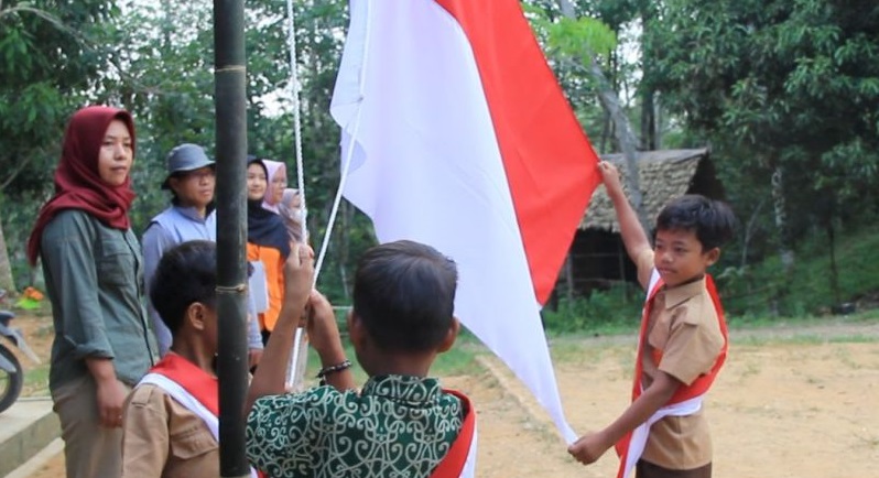 Potret Orang Rimba Suku Anak Saat Upacara Bendera HUT ke-77 RI 