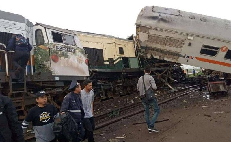 BREAKING News: Dua Kereta Api Tabrakan di Bandung