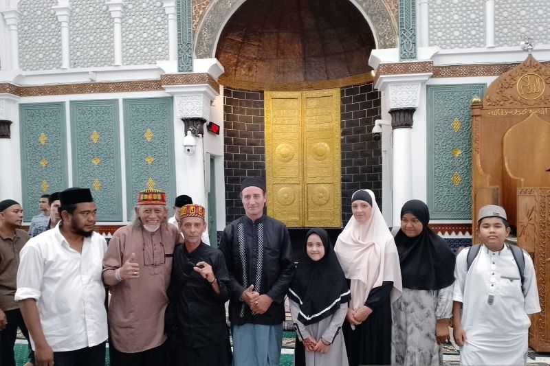 4 Turis Prancis Masuk Islam di Aceh, Mulai Mengenal Islam Sejak 1996 Silam saat Wisata