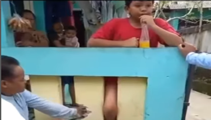 Viral, Bocah Kecil Tetap Santuy Minum Es Meski Kakinya Terjepit di Sela Tembok, Netizen: Pengen Gue Jitak Dah!