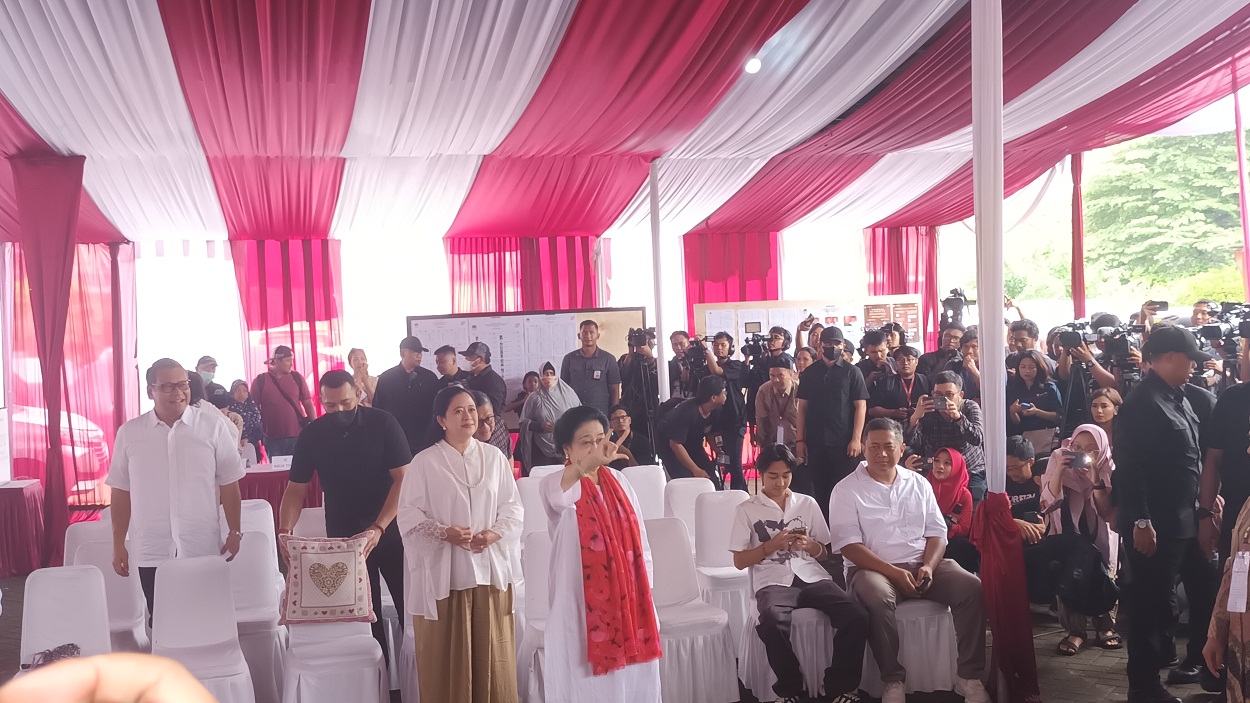 Acungkan Salam Metal Usai Nyoblos, Megawati: Ini adalah Hak Rakyat untuk Memilih, Semua Harus Mengawasi