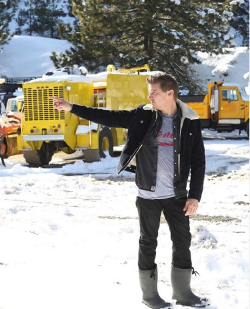 Jeremy Renner 'Hawkeye' Alami Kecelakaan saat Bajak Salju, Kondisinya Mengkhawatirkan