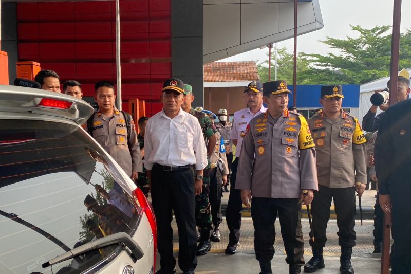Kapolri dan Menko PMK Tinjau Arus Mudik di GT Kalikangkung Semarang, Jawa Tengah