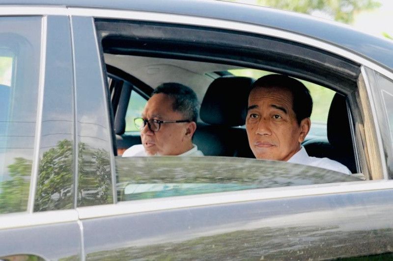Jokowi Ganti Mobil saat Tinjau Jalan Rusak di Lampung