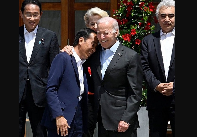 Jokowi Dirangkul Joe Biden, Ditinju Boris Johnson dan Dipeluk Emmanuel Macron 