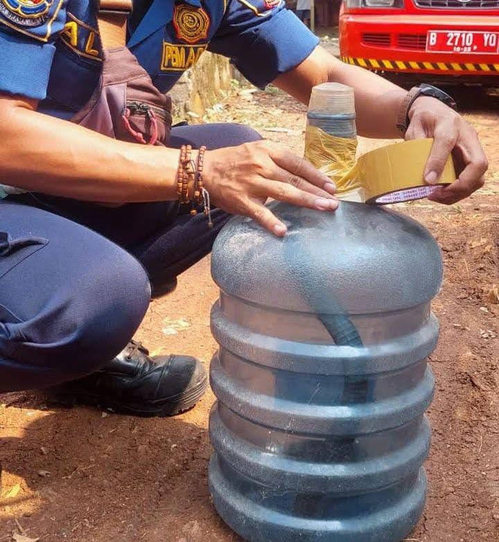 Petugas Damkar Kota Bekasi Evakuasi Ular Kobra Berukuran 1 Meter Dari Kontrakan Kosong di Jatisampurna
