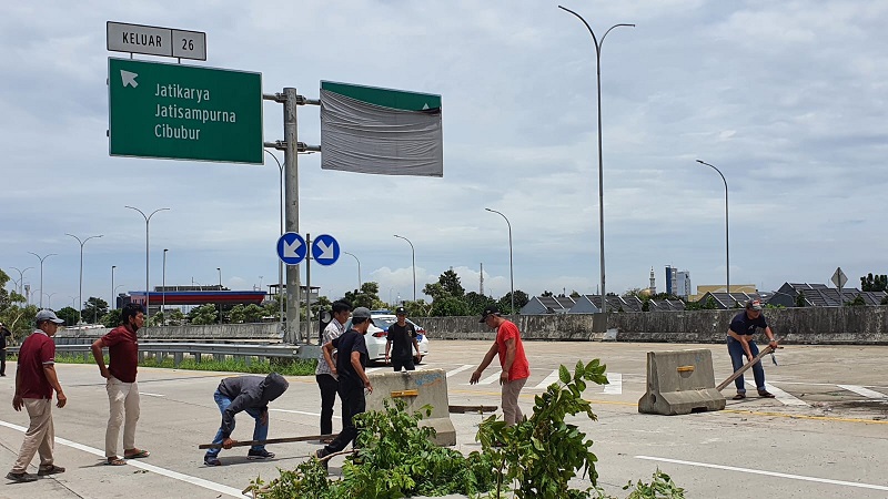 Haknya Belum Juga Dibayarkan, Puluhan Ahli Waris Kembali Memblokade Tol Jatikarya Kota Bekasi