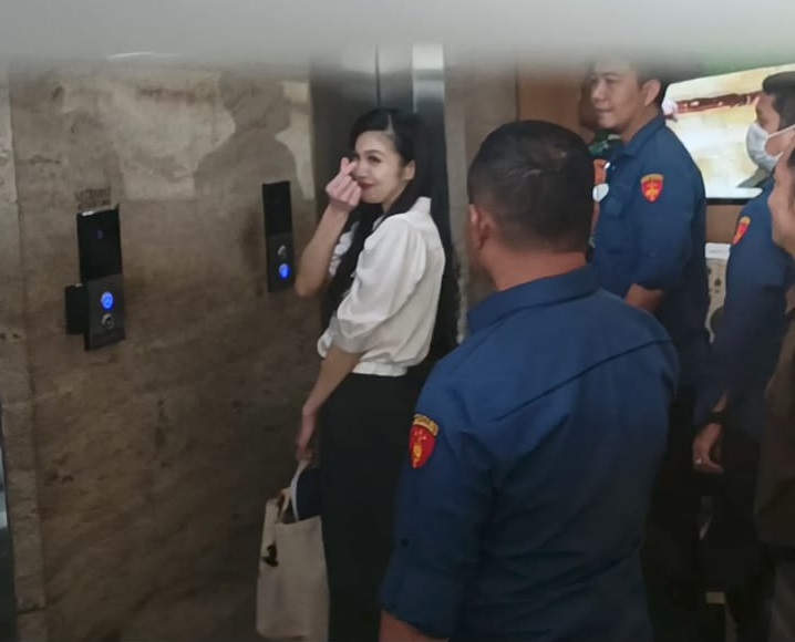 Suami Terjerat Kasus Korupsi Rp271 Triliun, Sandra Dewi Nenteng Tas Seharga Rp600 Ribu Saat Datangi Kejagung