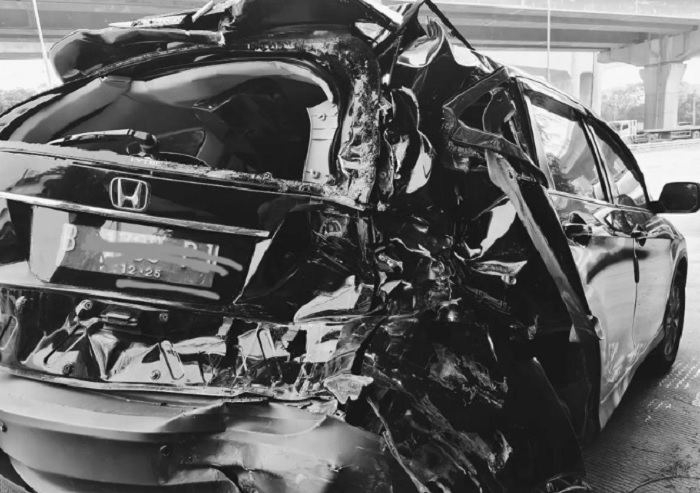 Belakang Mobil Ringsek, Dinda Kanya Dewi Alami Kecelakaan