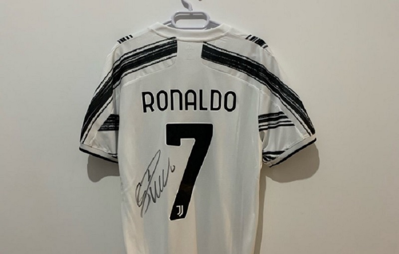 Jersey Juventus dengan Nama dan Tanda Tangan Cristiano Ronaldo Dilelang Merih Demiral