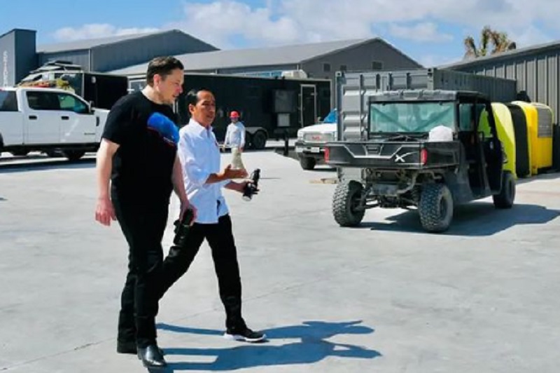 Tampil Santai Pakai Kaos Gambar Astronot, Elon Musk Ajak Jokowi ke Pabrik Roket Space X