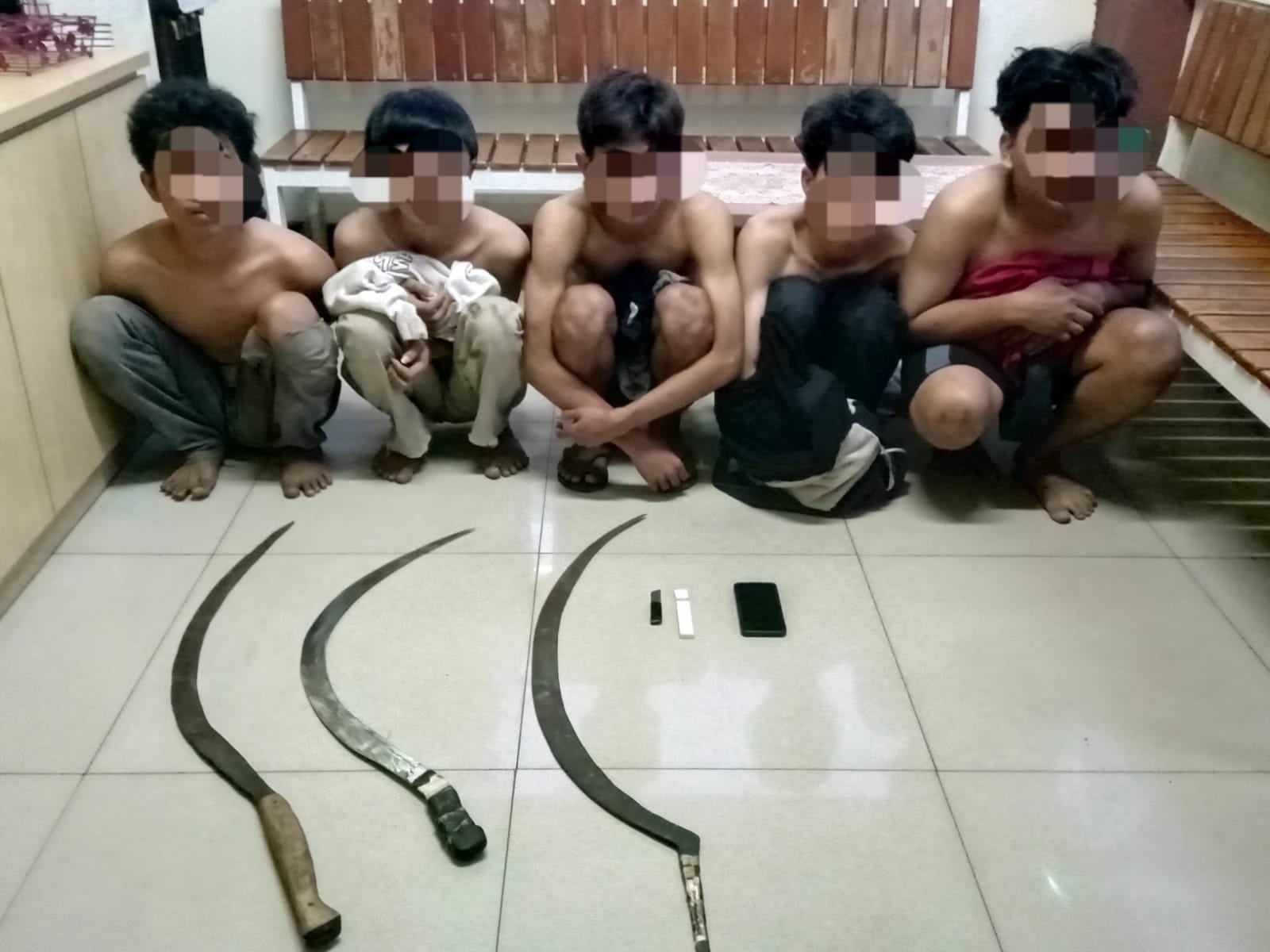 Usai Tawuran di Cakung, 5 Remaja Membawa Sajam Ditangkap Tim Patroli Presisi Polres Metro Bekasi Kota