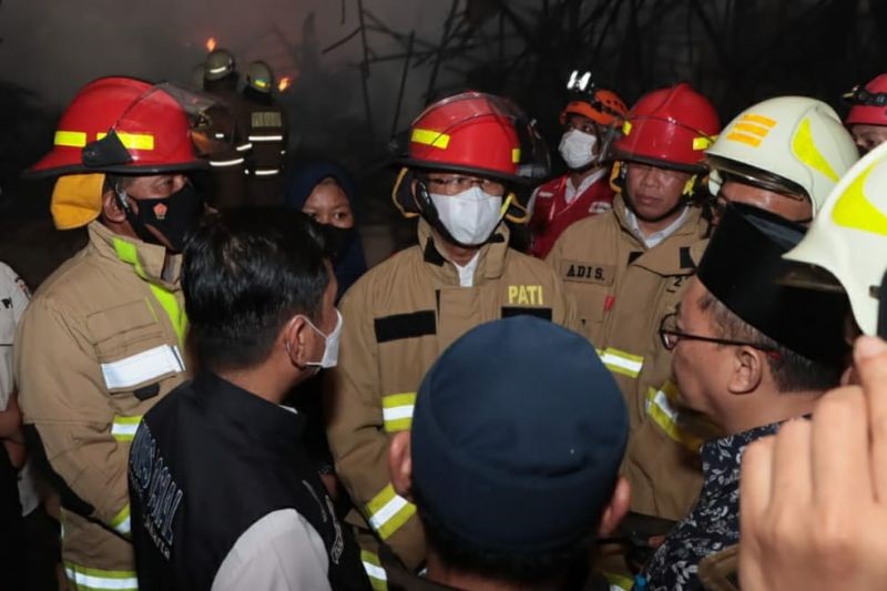 PJ Gubernur Heru Kenakan Baju Pemadam Api saat Turun Langsung Lihat Kebakaran Masjid Jakarta Islamic Center