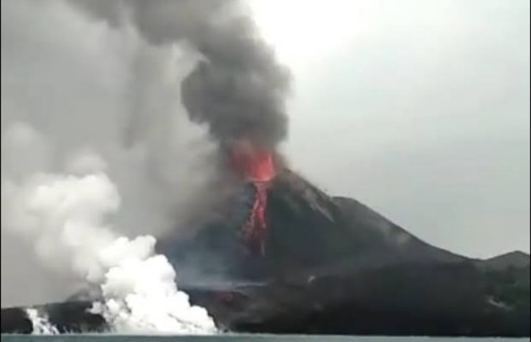 Pagi Ini Gunung Anak Krakatau Kembali Erupsi Setinggi 700 Meter, Masyarakat Diminta Tidak Mendekat