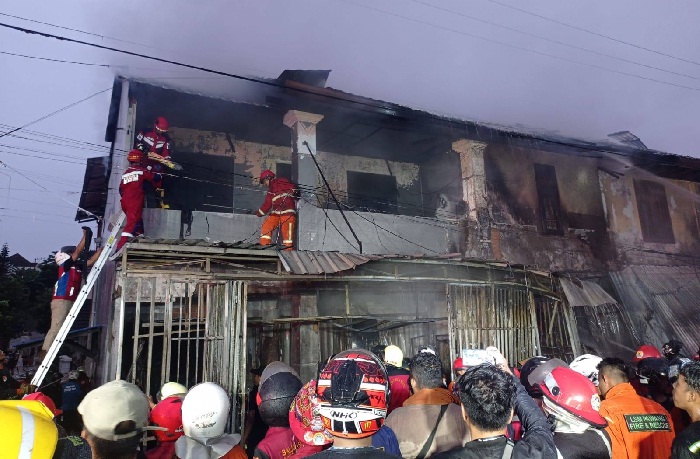 Ditabrak Mobil, Tujuh Orang dalam Satu Keluarga Tewas Terbakar dalam Kios Bensin di Samarinda