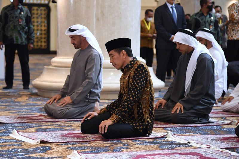 Momen Jokowi dan Presiden MBZ Salat Berdampingan Usai Resmikan Masjid Raya Sheikh Zayed di Solo