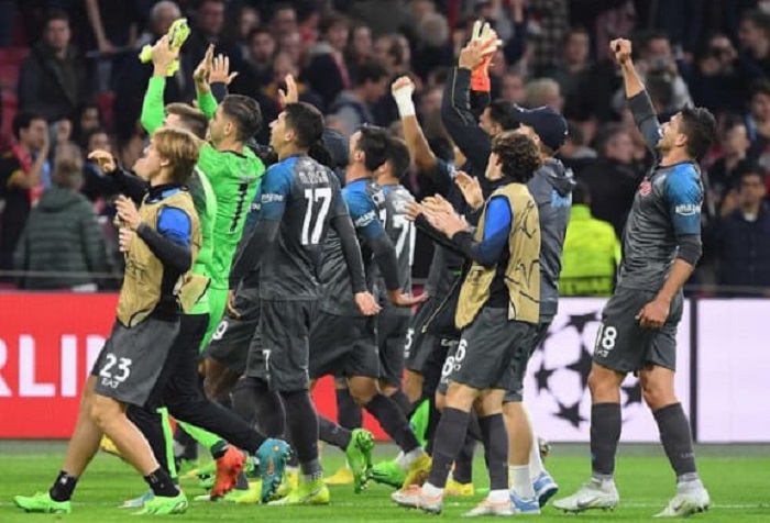 Kalah Telak, Ajax Amsterdam Tolak Bertukar Seragam dengan Napoli