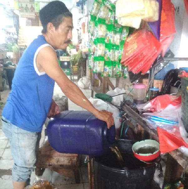 Disperindag Bekasi Sosialisikan Pembelian Minyak Goreng Curah Dengan Aplikasi PeduliLindungi di 15 Pasar Trad 