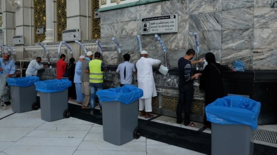 Perhatian! Jemaah Haji Dilarang Bawa Pulang Air Zamzam, Ini Risikonya Bila Melanggar