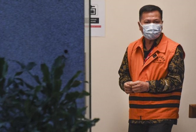 KPK Serahkan Barang Bukti Pemegang Saham PT Adimulia Agrolestari Frank Wijaya ke Penuntutan