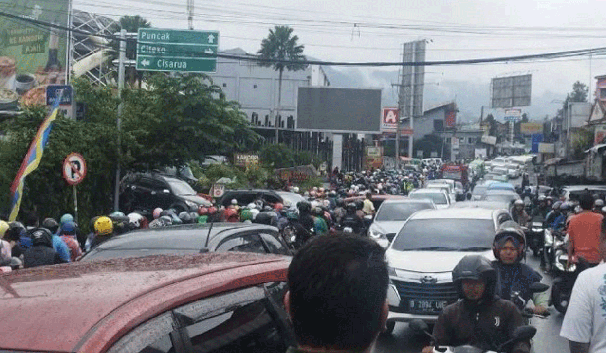 H+2 Lebaran, Polisi Lakukan Contra Flow dan One Way di Jalur Puncak Bogor