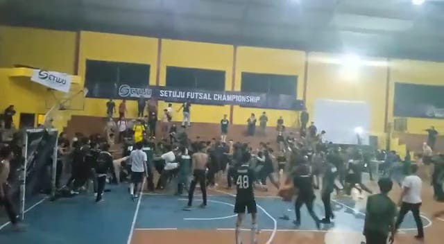 Timnya Kalah Saat Final Futsal, Bentrok Antarsuporter SMK Pecah di Stadion Patriot Candrabhaga Kota Bekasi