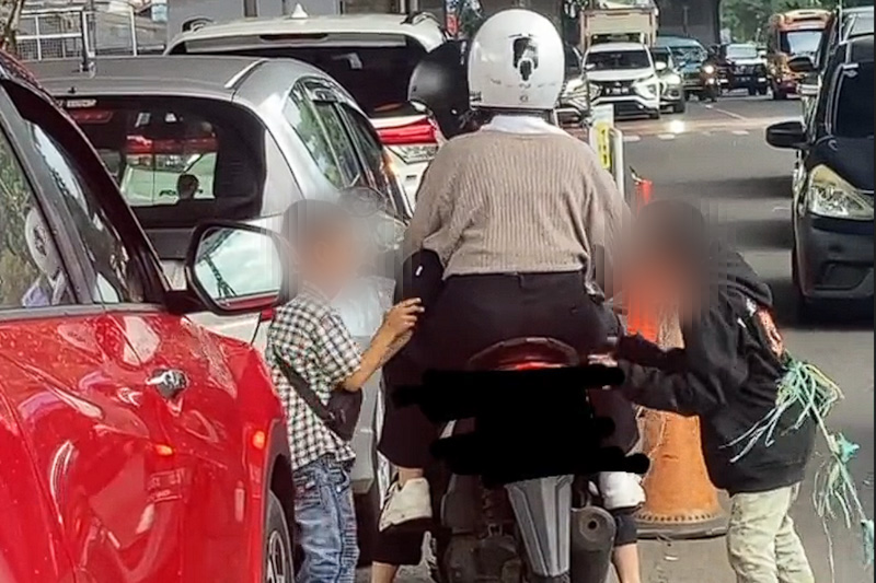 Aksi Mesum Dua Bocah 'Pegang-pegang' Tubuh Pengendara Motor di Lampu Merah Bikin Netizen Geram