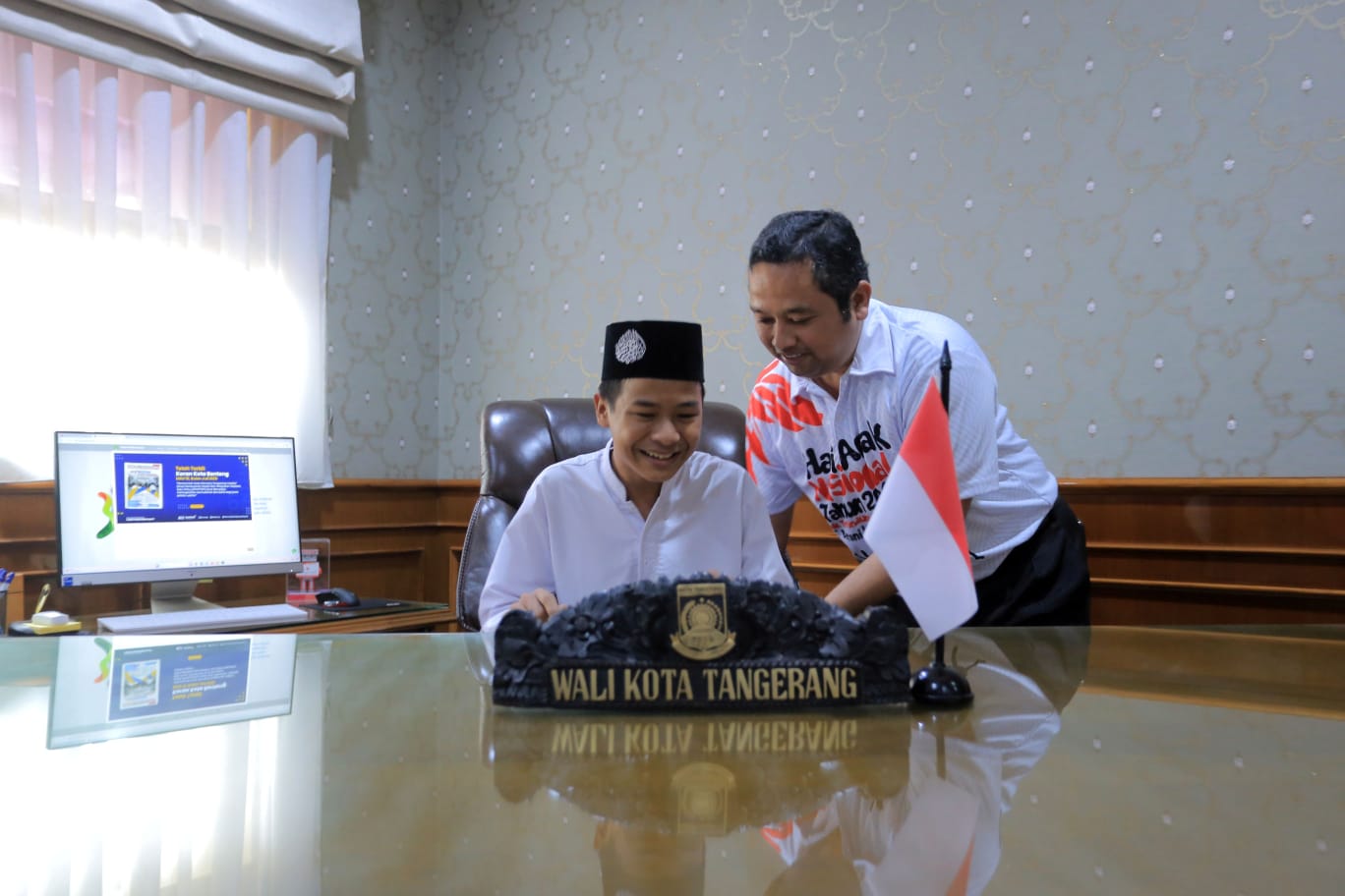 Momen Wali Kota Tangerang Relakan Kursi Kerjanya Diduduki Anak Yatim