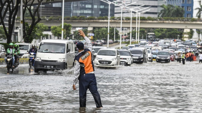 Warga Jakarta di Bantaran Sungai, Waspadai Air Kiriman dari Bendung Katulampa Bogor