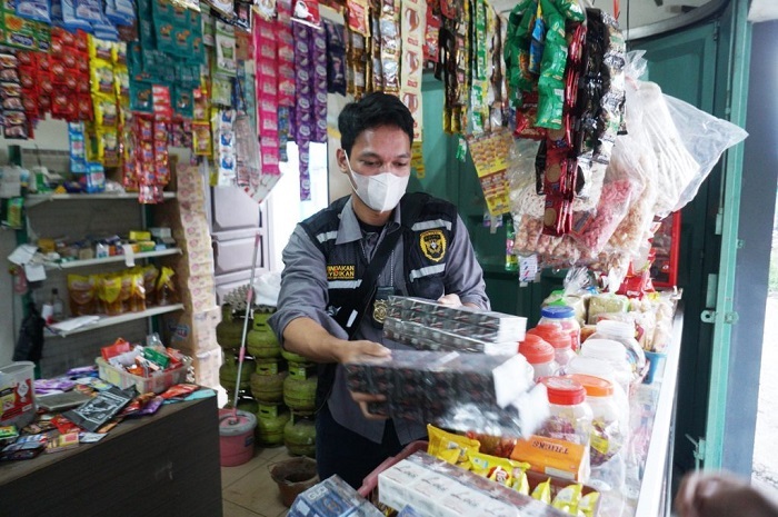 Bea Cukai Laksanakan Operasi Pasar Sekaligus Sosialisasikan Larangan Peredaran Rokok Ilegal