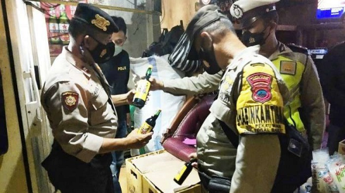 Puluhan Botol Miras Disita Polisi, Pemilik Toko Diminta Tidak Lagi Menjual Minuman Haram