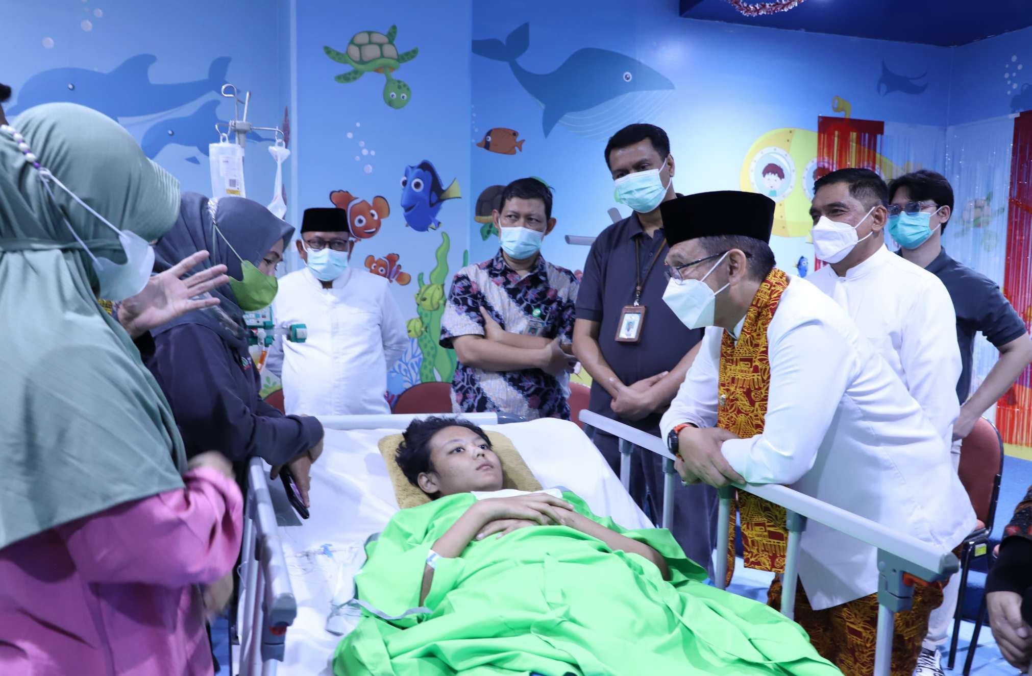 PJ Bupati Dani Ramdan Jenguk Fatir, Siswa SDN 09 Jatimulya Bekasi yang Menjalani Operasi Amputasi Kaki