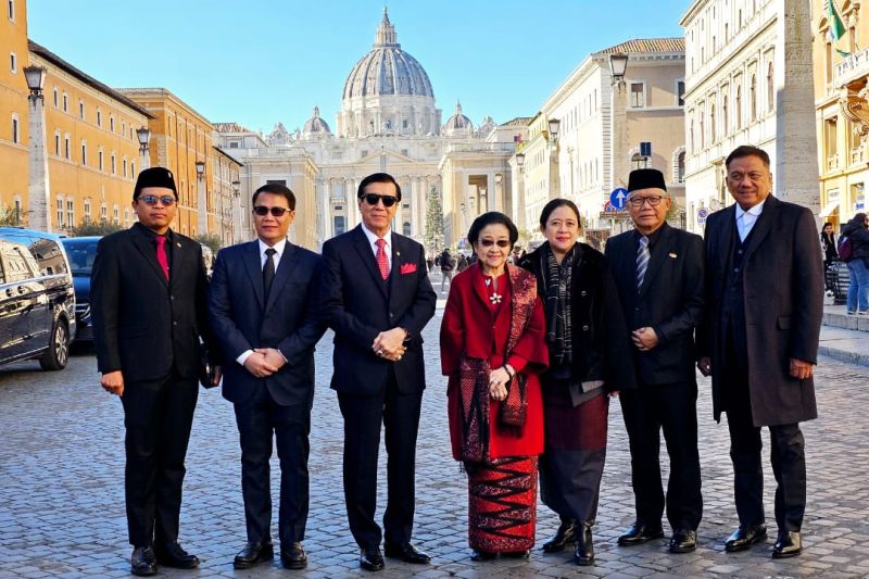 Megawati Soekarnoputri Dihadiahi Dua Buku dari Paus Fransiskus 