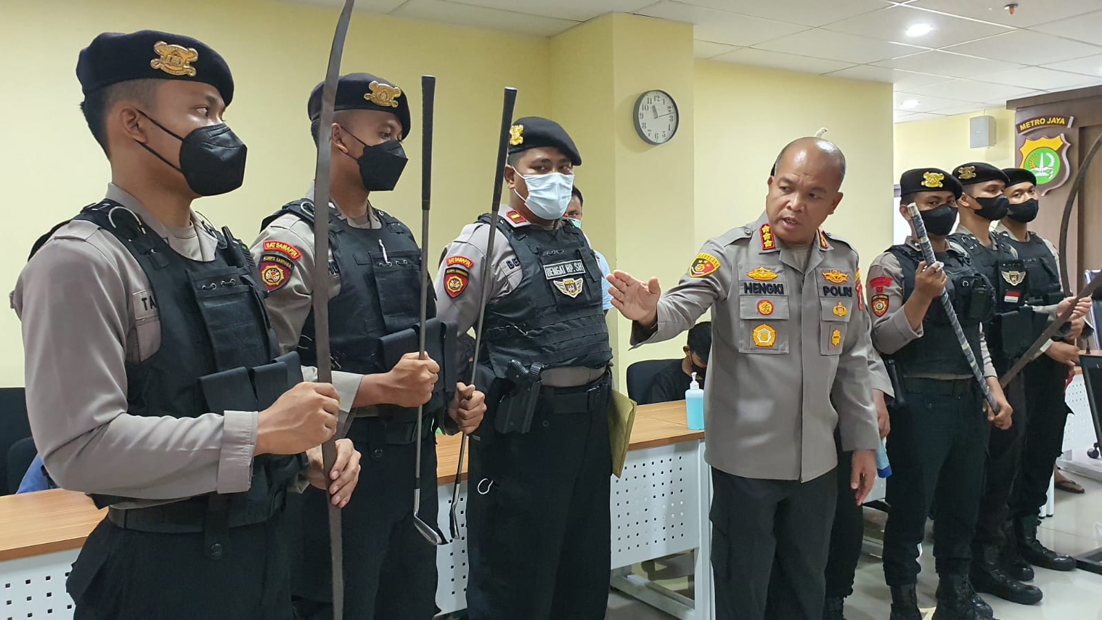 Diduga Akan Tawuran 6 Remaja di Bekasi Ditangkap, Polisi Sita Senjata Tajam Jenis Celurit Besar dan Stik Golf