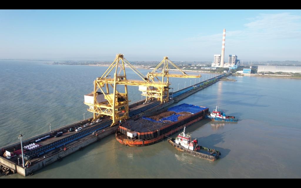 PLN EPI Lakukan First Unloading Pengapalan Biomassa 5.600 ton di PLTU Tanjung Awar-Awar